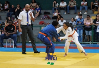 Ginsio no bairro da lixeira  | Robson Bastos 